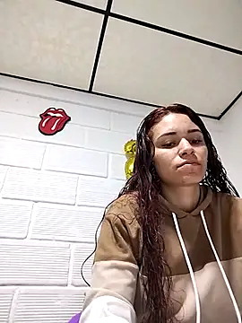 Snapshot of caroline0997 chatting on 02/13/25, 01:15 caroline0997 online show from 02/13/25, 01:15