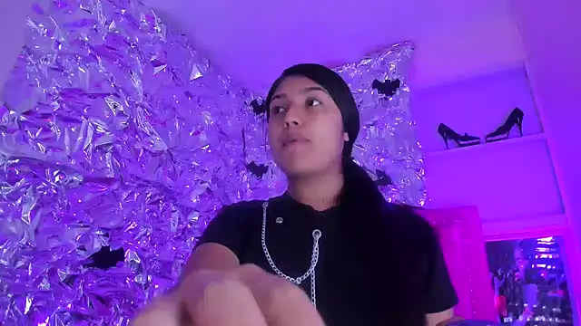 SarahStones online show from 11/26/25, 05:08