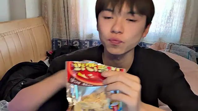 Snapshot of xiaottt1918 chatting on 01/16/25, 08:33 xiaottt1918 online show from 01/16/25, 08:33