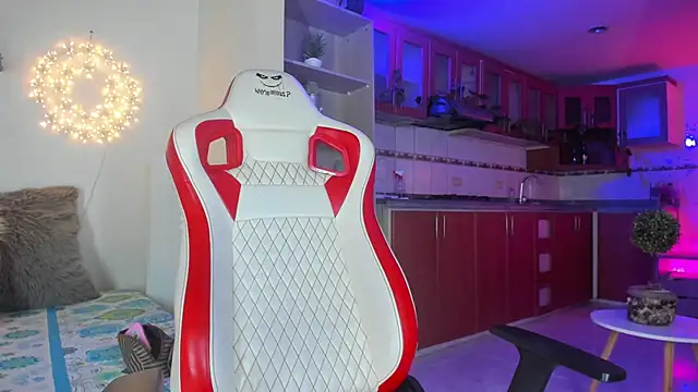 Snapshot of honey_fox1 chatting on 01/28/25, 11:17 honey fox1 online show from 01/28/25, 11:17