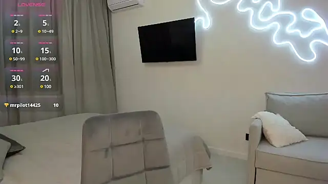 Snapshot of _cometoseeme_ chatting on 01/05/25, 05:20  cometoseeme  online show from 01/05/25, 05:20