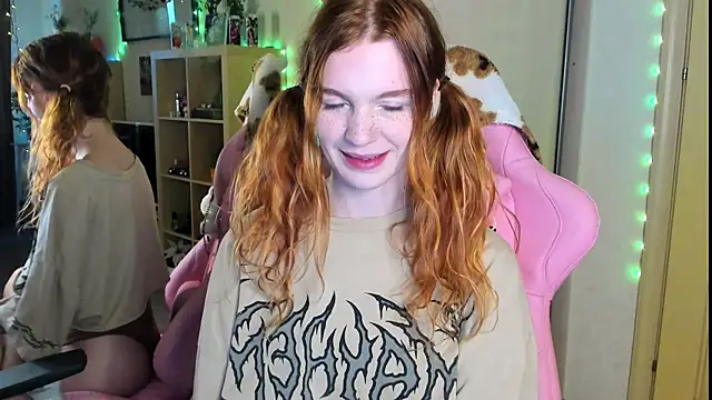 Snapshot of Sunny_Elly chatting on 10/12/25, 08:24 Sunny Elly online show from 10/12/25, 08:24