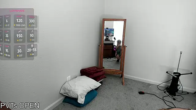 Snapshot of Peaches_N_Kreme chatting on 09/13/25, 10:53 Peaches N Kreme online show from 09/13/25, 10:53