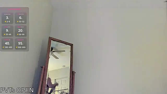 Snapshot of Peaches_N_Kreme chatting on 10/15/25, 03:50 Peaches N Kreme online show from 10/15/25, 03:50