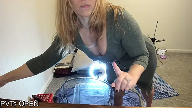 Snapshot of Peaches_N_Kreme chatting on 10/28/25, 02:26 Peaches N Kreme online show from 10/28/25, 02:26