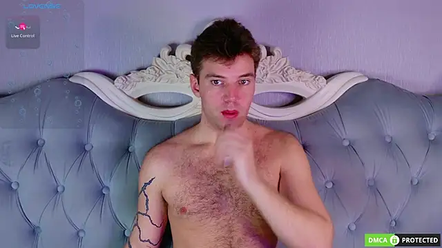 ArthurWhitee online show from 04/15/26, 08:43