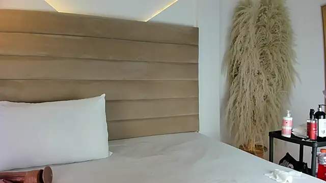 IsabellaJonns online show from 02/12/25, 04:23