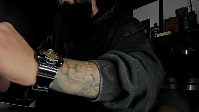 Snapshot of axxelrich_ chatting on 10/28/25, 04:38 axxelrich online show from 10/28/25, 04:38