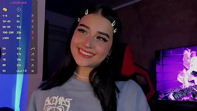 Snapshot of Charlotte_greys chatting on 01/07/25, 11:45 Charlotte greys online show from 01/07/25, 11:45