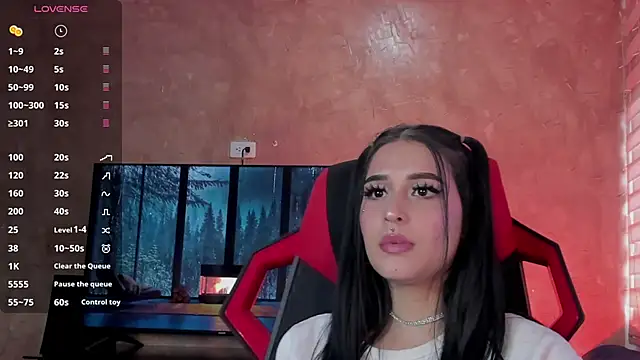 Snapshot of Charlotte_greys chatting on 02/17/25, 10:14 Charlotte greys online show from 02/17/25, 10:14