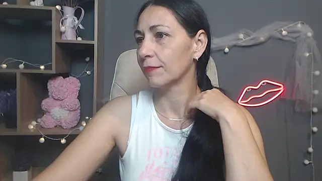 Snapshot of LiluGrants chatting on 09/20/25, 06:09 LiluGrants online show from 09/20/25, 06:09