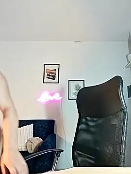 Snapshot of helena_smith chatting on 11/05/25, 04:01 helena smith online show from 11/05/25, 04:01