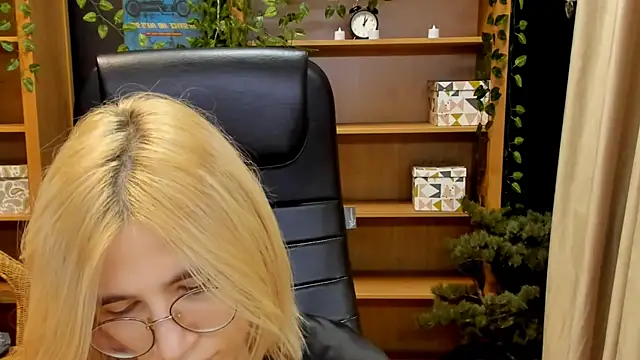 Moon13152 online show from 12/26/24, 09:15