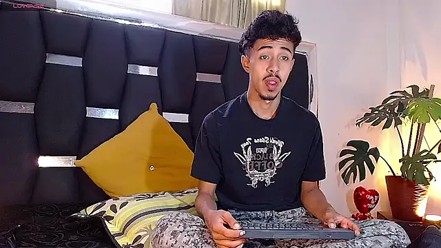 Snapshot of RyanRizzo chatting on 12/06/24, 02:38 RyanRizzo online show from 12/06/24, 02:38