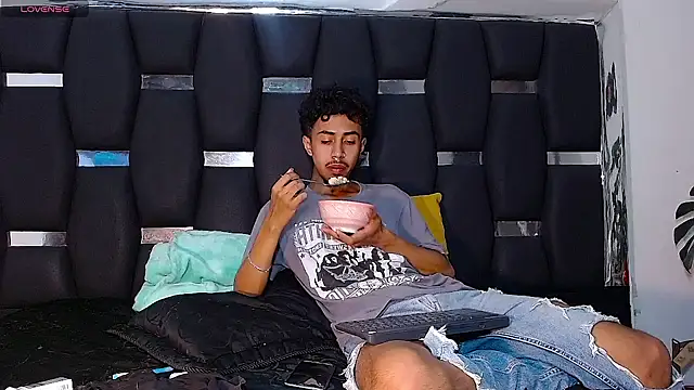 Snapshot of RyanRizzo chatting on 12/10/24, 12:39 RyanRizzo online show from 12/10/24, 12:39