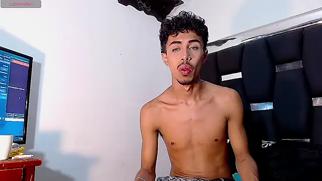 Snapshot of RyanRizzo chatting on 12/15/24, 01:57 RyanRizzo online show from 12/15/24, 01:57