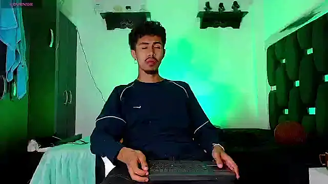 Snapshot of RyanRizzo chatting on 12/21/24, 05:36 RyanRizzo online show from 12/21/24, 05:36