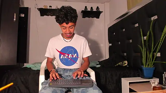 Snapshot of RyanRizzo chatting on 03/19/25, 12:15 RyanRizzo online show from 03/19/25, 12:15