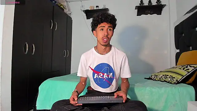 Snapshot of RyanRizzo chatting on 03/20/25, 06:20 RyanRizzo online show from 03/20/25, 06:20