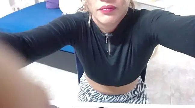 Snapshot of Suxxxy_ chatting on 01/12/25, 01:42 Suxxxy online show from 01/12/25, 01:42