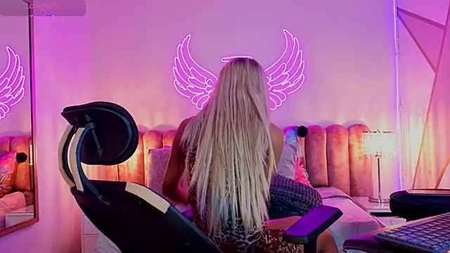  scarletmoore online show from 09/13/25, 10:15