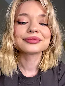 Snapshot of dollfromvenus chatting on 09/25/25, 04:32 dollfromvenus online show from 09/25/25, 04:32