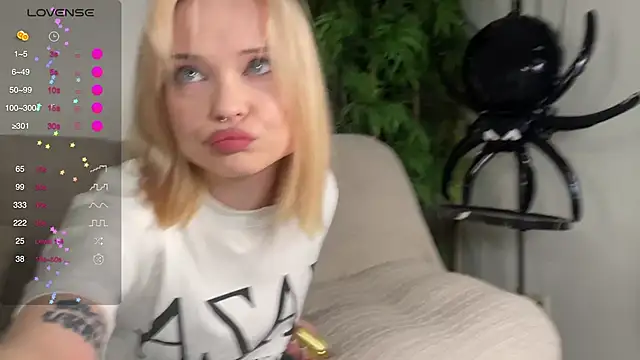 Snapshot of dollfromvenus chatting on 11/01/25, 03:03 dollfromvenus online show from 11/01/25, 03:03