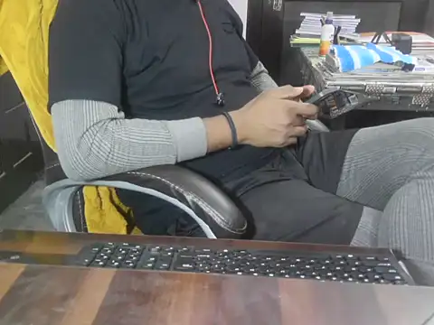 Snapshot of Average_Indian chatting on 11/17/25, 01:39 Average Indian online show from 11/17/25, 01:39