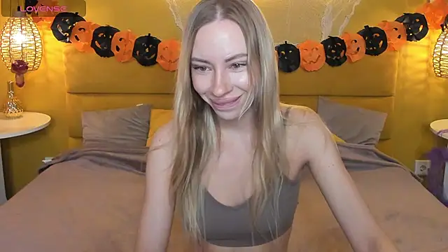 Diana Garrett online show from 10/31/25, 01:28