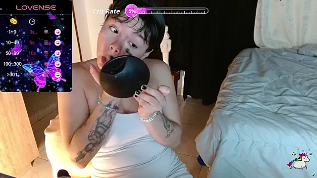 TRIXIE TANG28 online show from 12/16/25, 04:06