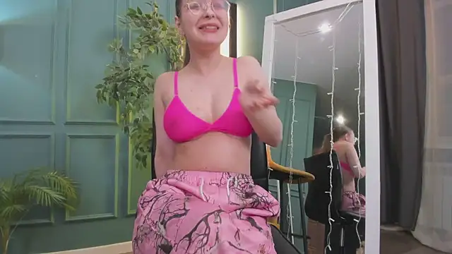 Snapshot of CassieCool chatting on 12/30/24, 04:09 CassieCool online show from 12/30/24, 04:09