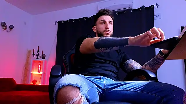 MightyAaron66 online show from 12/04/25, 03:49