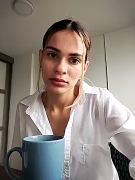 cuteluci  online show from 02/25/25, 12:24