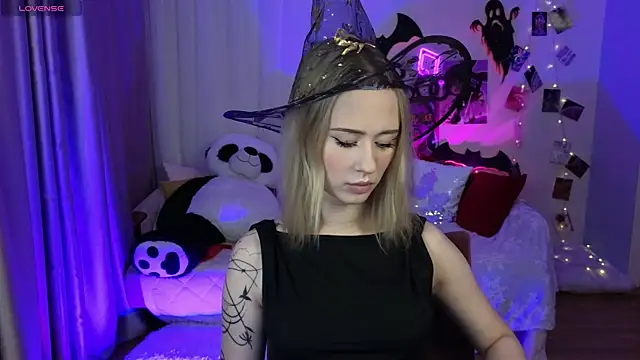 SashaBrooks online show from 10/31/25, 06:09