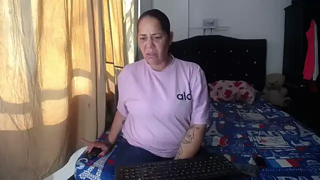 Snapshot of merryymaturee_ chatting on 10/15/25, 01:22 merryymaturee online show from 10/15/25, 01:22