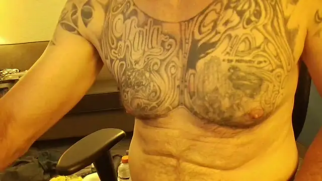 Snapshot of overaveragefreak4you chatting on 06/30/26, 06:58 overaveragefreak4you online show from 06/30/26, 06:58