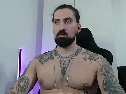 Snapshot of MateoHunk chatting on 11/07/25, 11:43 MateoHunk online show from 11/07/25, 11:43