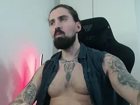 Snapshot of MateoHunk chatting on 12/04/25, 02:04 MateoHunk online show from 12/04/25, 02:04