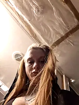 Snapshot of LitLilt chatting on 04/16/26, 09:50 LitLilt online show from 04/16/26, 09:50