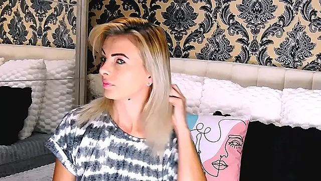 Snapshot of Aly_girl1 chatting on 09/29/25, 08:30 Aly girl1 online show from 09/29/25, 08:30