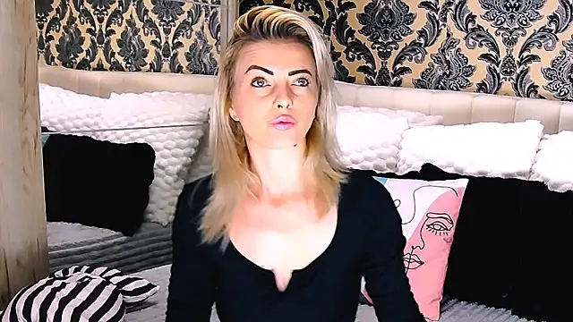 Snapshot of Aly_girl1 chatting on 09/30/25, 08:19 Aly girl1 online show from 09/30/25, 08:19