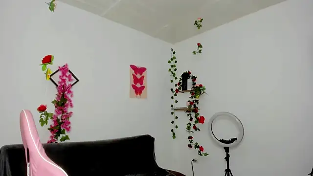 Snapshot of Emic_ chatting on 02/10/25, 02:48 Emic  online show from 02/10/25, 02:48