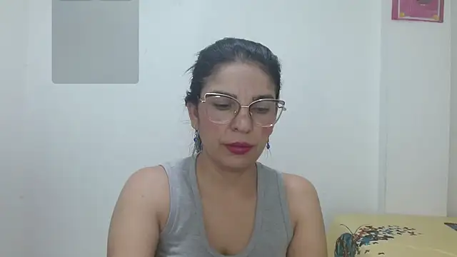 Snapshot of anybellucci43 chatting on 12/12/24, 03:32 anybellucci43 online show from 12/12/24, 03:32