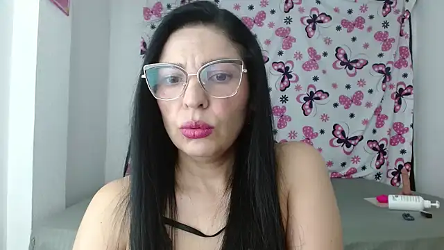Snapshot of anybellucci43 chatting on 01/10/25, 01:10 anybellucci43 online show from 01/10/25, 01:10