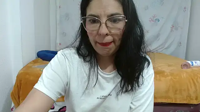 Snapshot of anybellucci43 chatting on 03/16/25, 03:47 anybellucci43 online show from 03/16/25, 03:47
