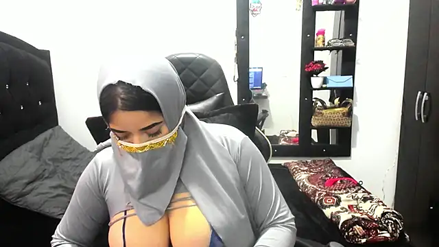 janna isa online show from 10/26/25, 07:31