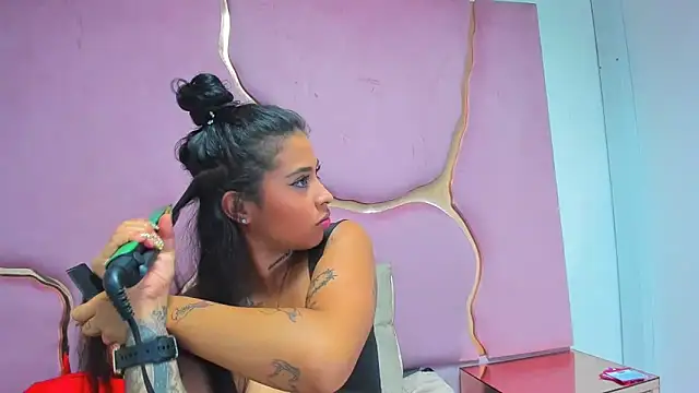 Snapshot of MelissaAndZeuss chatting on 01/09/25, 05:23 MelissaAndZeuss online show from 01/09/25, 05:23