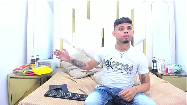 Snapshot of MelissaAndZeuss chatting on 10/12/25, 06:12 MelissaAndZeuss online show from 10/12/25, 06:12