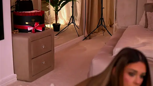 YasmineShaw online show from 12/02/25, 11:56