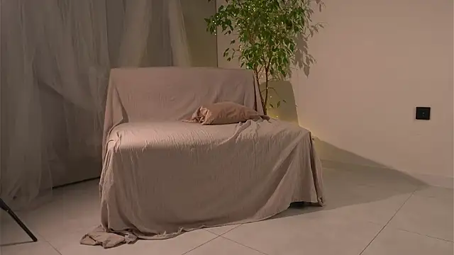 lorrie love story online show from 11/25/25, 09:31